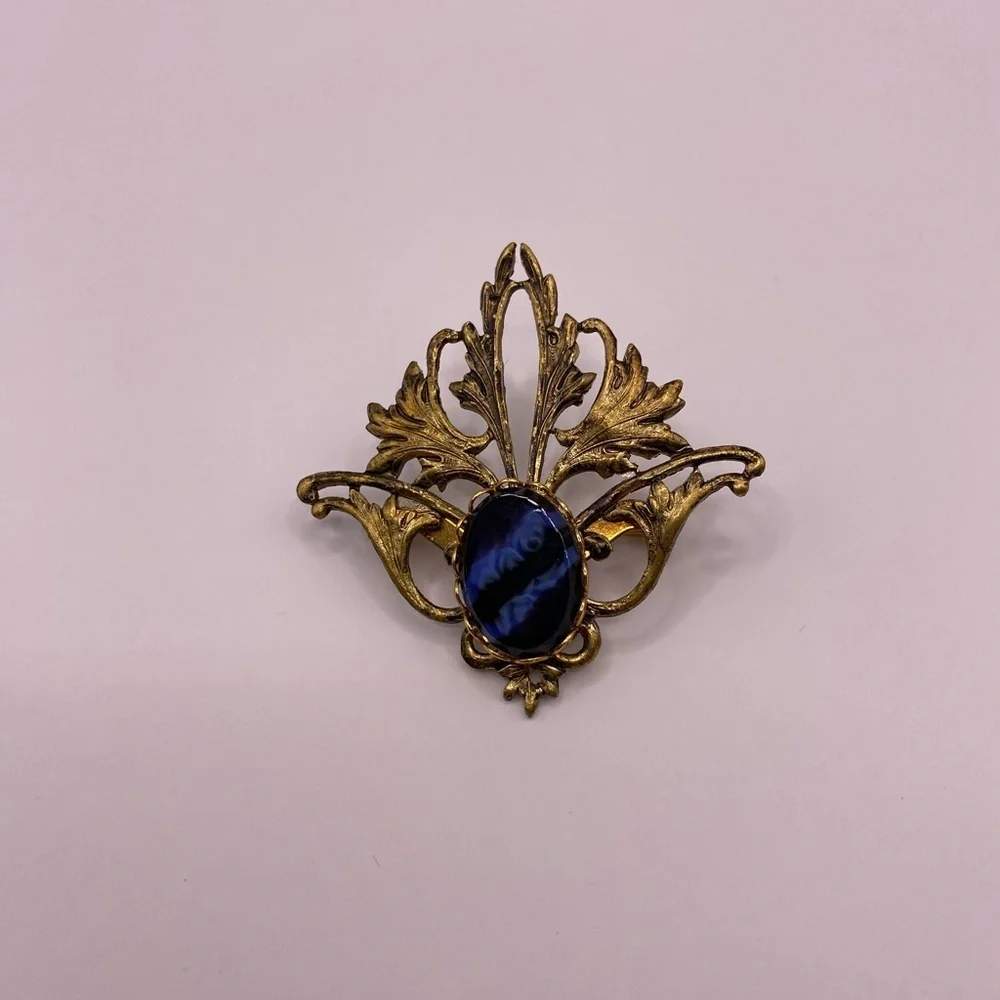 Vintage Brooch Gold Plated Blue Grm Stone Gold Color Tone